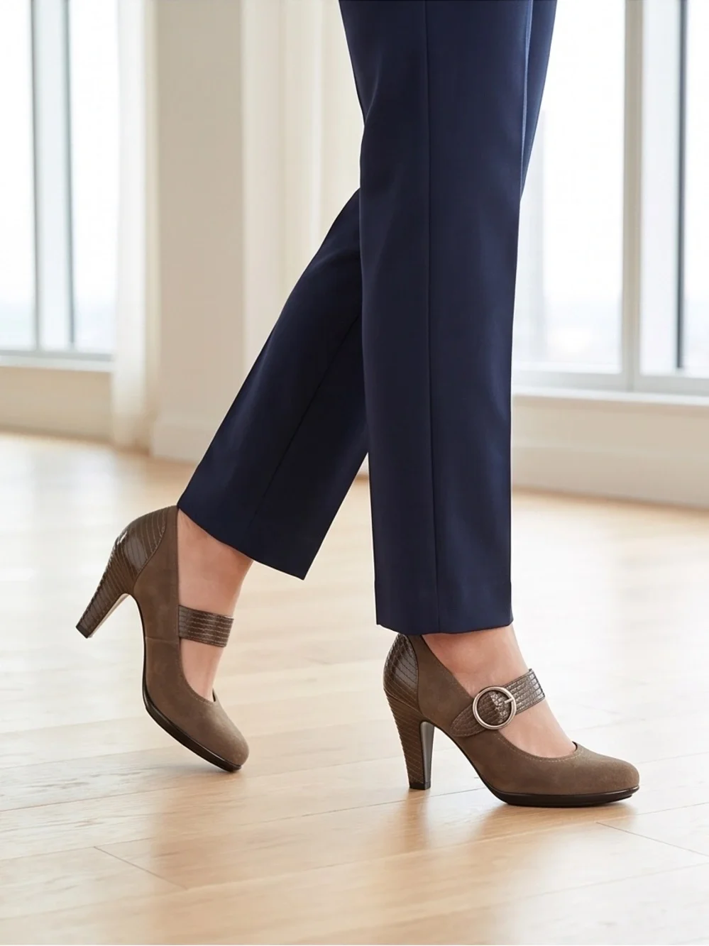Sofft Leather And Suede Mary Jane Pumps Mid Heel Buckle Strap Brown 6.5 Comfort